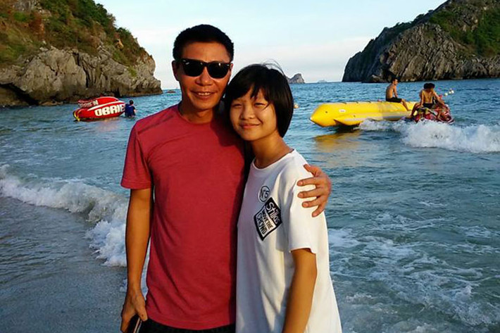 Hình ảnh Công Lý tươi rói bên con gái trong một chuyến đi biển.