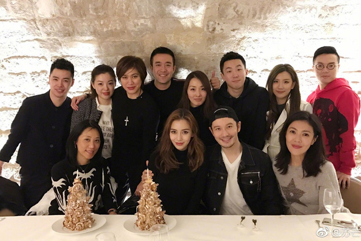 Hình ảnh Angelababy bên ông xã và những người bạn thân thiết.