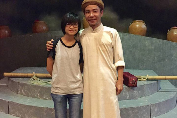 Con gái của Công Lý thường tới những nơi bố đóng phim, diễn kịch.