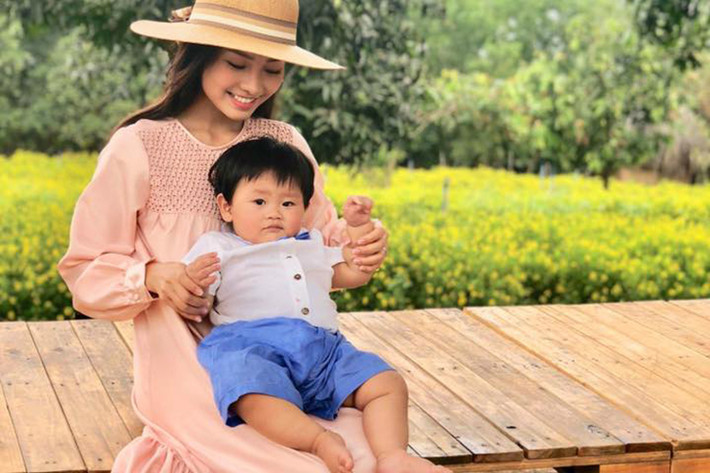 Con trai Khánh Hiền ngày càng bụ bẫm, đáng yêu.