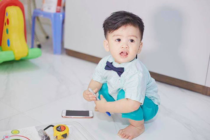 Ngọc Lan nhắn nhủ con trai: “Em đã thôi nôi rồi nha. Sau 1 hồi lựa chọn cuối cùng em bốc cây viết. Mai mốt chắc viết thư tình giỏi lắm đây. Chúc Louis của ba mẹ ăn giỏi, ngủ giỏi, lúc nào cũng vui vẻ và quan trọng nhất là con luôn hoan hỷ với mọi việc, tâm con lành thì con luôn bình an con nhé. Ba mẹ yêu con”.