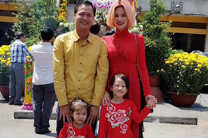 Vợ chồng siêu mẫu Thu Phương du xuân cùng hai cô con gái là một trong những tin tức sao Việt trong ngày 21/2.