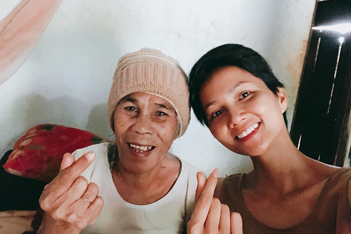Gần đây, một người bạn tiết lộ H'hen Niê về ăn Tết phải ứng trước tiền và có bữa chỉ ăn cơm trắng với đậu giã sống dịp Tết.