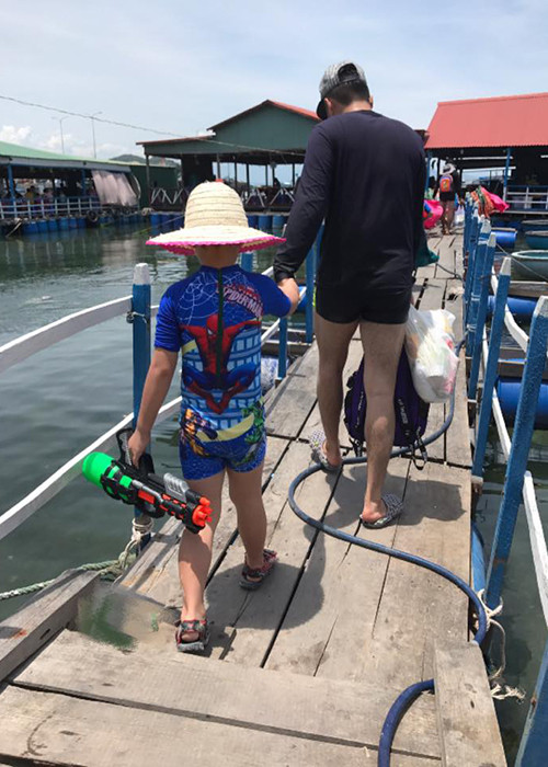Trung Kiên ân cần dắt tay bé Cà Pháo trong một chuyến đi chơi biển.