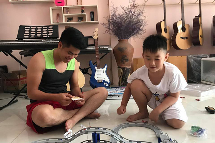 Hình ảnh chồng trẻ của Lê Phương vui vẻ chơi đùa cùng bé Cà Pháo.
