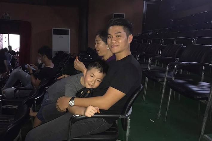 Con trai của Lê Phương luôn quấn quýt không rời Trung Kiên.