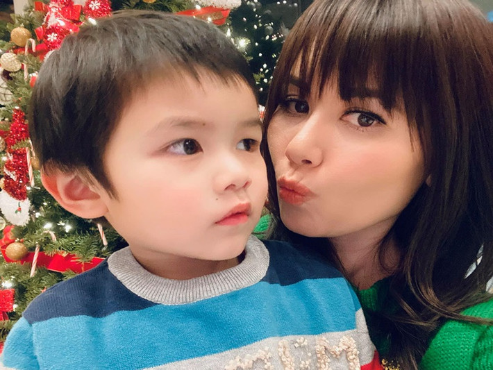Nhận được lời khuyên từ Đan Trường, Thủy Tiên chăm chút vẻ ngoài hơn. Cô dành thời gian dùng kem dưỡng da, chịu khó trang điểm, chọn đồ trẻ trung, năng động hơn.