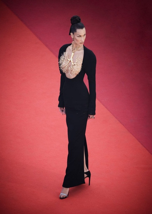 Bella Hadid diện thiết kế độc đáo được vận chuyển nhanh từ Paris đến Cannes.