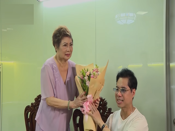 Mẹ của Ngọc Sơn luôn bên cạnh động viên, hỗ trợ con trai. Bà từng đi theo chăm sóc Ngọc Sơn mỗi khi đi diễn. Ảnh: HTV