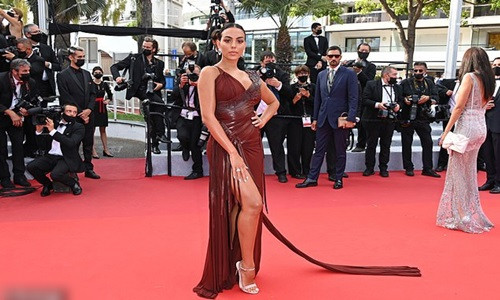 Georgina Rodriguez dự buổi công chiếu phim "France" - sự kiện nằm trong khuôn khổ LHP Cannes 2021 diễn ra hôm 15/7 tại Paris.