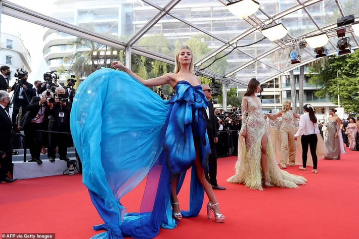 Người mẫu Đức Ann-Sophie Thieme cũng gây ấn tượng khi xuất hiện trên thảm đỏ Cannes. Cô diện chiếc đầm màu xanh lộng lẫy.