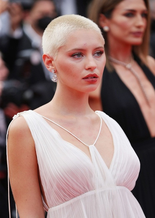 Nữ người mẫu sinh năm 2000 Iris Law cũng tham dự thảm đỏ Cannes 2021 ngày thứ 7.