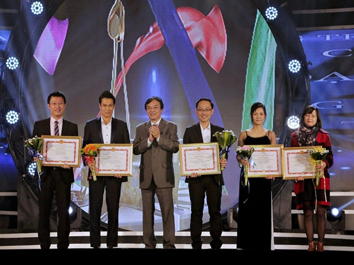 Năm 2015, Việt Anh đóng vai chính diện khi vào vai Thành - một cán bộ kiểm lâm mẫn cán trong phim “Khi đàn chim trở về”. Vai diễn giúp anh giành được nhiều giải thưởng như Nam diễn viên chính phim truyền hình tại Cánh diều vàng, Diễn viên nam xuất sắc tại Liên hoan phim toàn quốc lần thứ 35. Ảnh: Zing