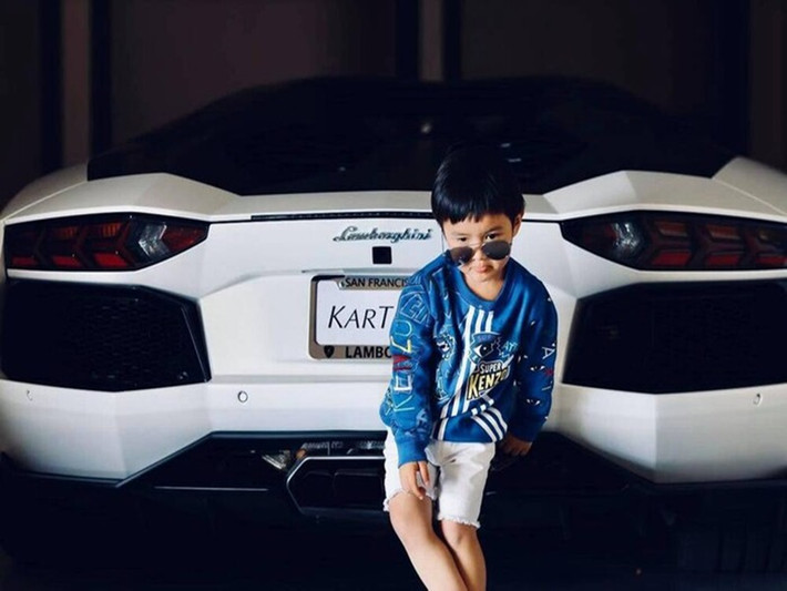 Con trai của Đan Trường mê siêu xe giống mẹ.
