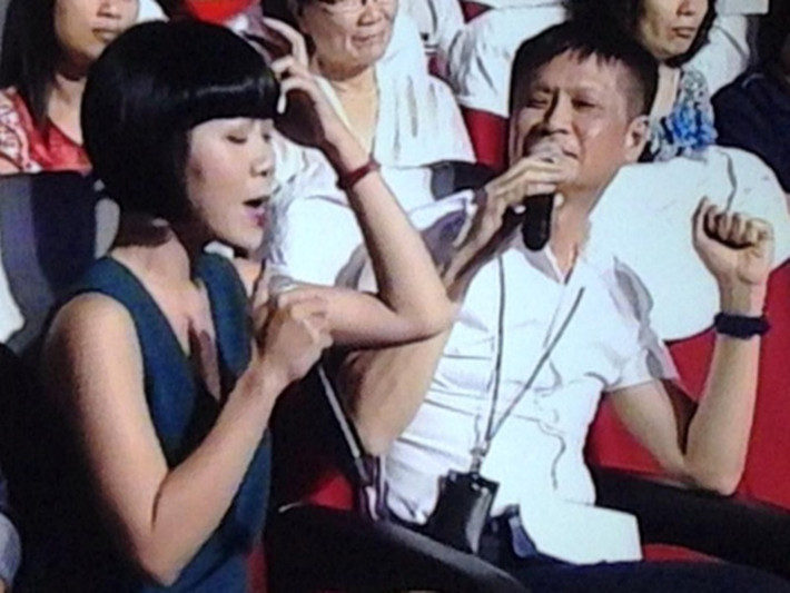 Tháng 9/2014, Trác Thúy Miêu vướng ồn ào tranh luận với đạo diễn Lê Hoàng trong Bài hát yêu thích. Nhiều người chê nữ MC không lịch sự khi Lê Hoàng chưa nói hết câu đã chen ngang. Ảnh: Người lao động