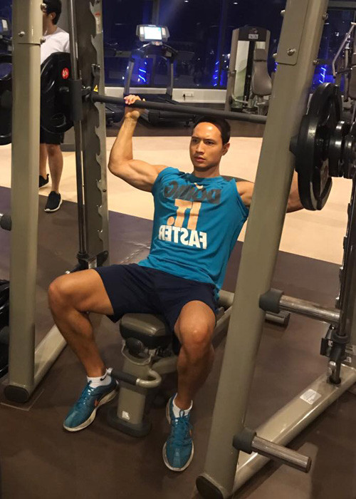 Để sở hữu hình thể quyến rũ chuẩn người mẫu, Kim Lý chăm chỉ tập gym, chơi thể thao.