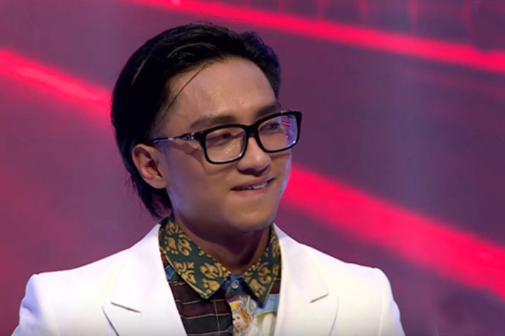 Hữu Vi làm host The Face trong khi Vũ Ngọc Anh là một trong những giám khảo khách mời. Khi gặp lại tình cũ, nam người mẫu tỏ rõ sự ngượng ngùng trên gương mặt và cách nói chuyện ấp a ấp úng. Ảnh: Kul News