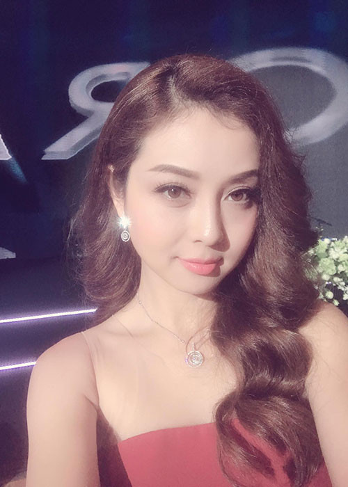 Jennifer Phạm đăng tải status: “Sáng ra có người bảo mình "Sao anh thấy em làm showbiz mà đơn giản quá nhỉ, chẳng cầu kỳ, cũng chẳng bon chen". Phải chăng là dấu hiệu của tuổi già ư? Nhưng thật sự là mình cứ thích cuộc sống yên bình với những gì đơn giản, nhẹ nhàng thôi, phức tạp để làm gì. Thời gian cho gia đình đã ít rồi, thời gian đâu mà toan tính, mưu mô. Ai làm gì, nói gì cũng kệ. Mình biết việc mình là đủ. Thế thôi”.