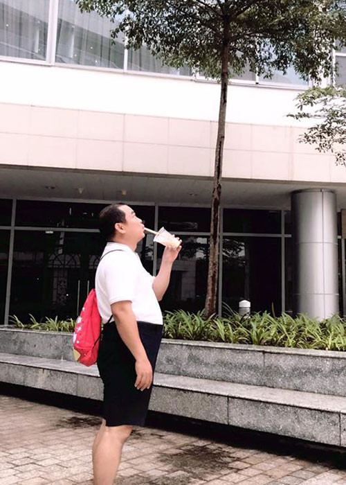 Nhạc sĩ Nguyên Khang gửi lời nhắn nhủ đầy hài hước đến vợ: "Vợ ơi, chồng học xong rồi, đến đón chồng về đi".