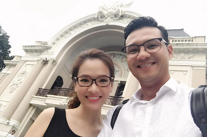 Sao Việt Đan Lê khoe ảnh bên chồng đồng thời viết: "Đôi bạn già se sua, xúng xính áo quần dự hội xong là biến hình trở về nguyên trạng quần short, dép kẹp trong vòng một nốt nhạc. Nhất là bạn già nữ "lột xác" quá nhanh, quá nguy hiểm, đến nỗi bạn già nam còn phải dặn dò lúc ra khỏi toilet nhớ cẩn thận lỡ người khác nhìn thấy lại hết hồn. Hai bạn tha nhau đi bộ dọc phố Đồng Khởi, bạn già nữ bảo với bạn già nam: “Dạo này có tuổi rồi, tự nhiên thích đứng ở mấy chỗ di tích chụp hình kỷ niệm. Kiểu như là sau bao nhiêu năm nữa nhìn lại xem mình với cái ông lịch sử kia ai thay đổi nhiều hơn”. Đôi bạn mới suýt soát 20 năm thôi".