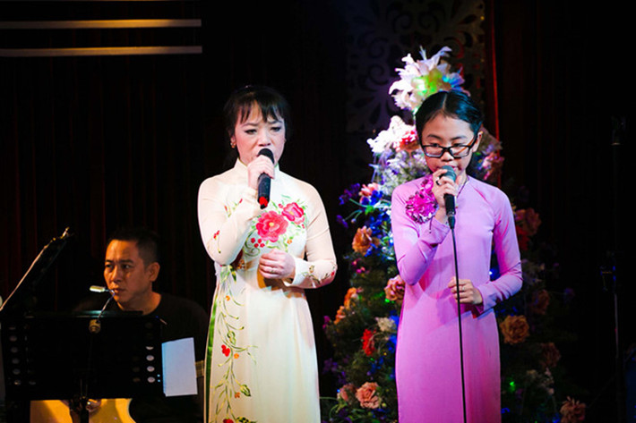 Năm 6 tuổi, Phương Mỹ Chi bắt đầu được cô Út dạy hát. Hồi thi The Voice Kids, Quế Như vẫn luôn theo sát cô cháu gái. Ảnh: Zing
