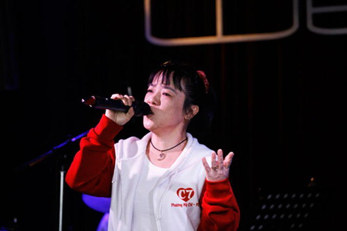 Quế Như phát hiện năng khiếu hát dân ca của Phương Mỹ Chi khi nghe cô cháu gái hát nghêu ngao ca khúc Chim trắng mồ côi trong phòng tắm. Ảnh: Khám Phá