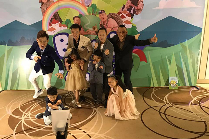 4 cặp bố con nhà sao Việt: nhạc sĩ Yên Lam, nhạc sĩ Nguyễn Hải Phong, Hồng Phúc và diễn viên Tiến Lộc quậy tưng trong buổi ra mắt chương trình "Bố ơi! Mình đi đâu thế?" mùa 4.