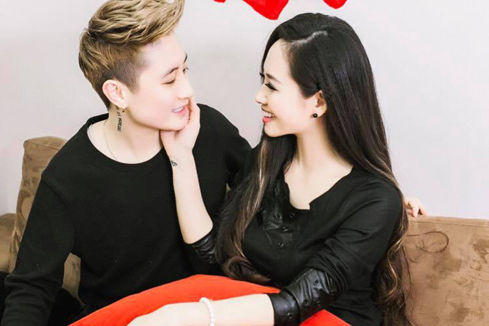 Được biết người yêu của Ngọc Trang - Lin Jay tên thật Lê Thảo Linh, kém nữ MC đến 8 tuổi. Lin Jay đang làm DJ. Theo lời Ngọc Trang, chính Lin Jay là người chủ động trong chuyện tình cảm và tỏ tình bằng 100 bông hồng xếp thành hình trái tim. Ảnh: FBNV
