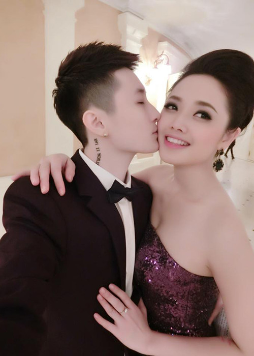 Công khai chuyện tình cảm, Ngọc Trang và người yêu phải cùng nhau đương đầu với định kiến xã hội. Cả hai còn dính nghi vấn dùng chuyện hẹn hò để PR tên tuổi. Trước tin đồn, nữ MC và người tình đồng giới đều lên tiếng phủ nhận. Ảnh: FBNV