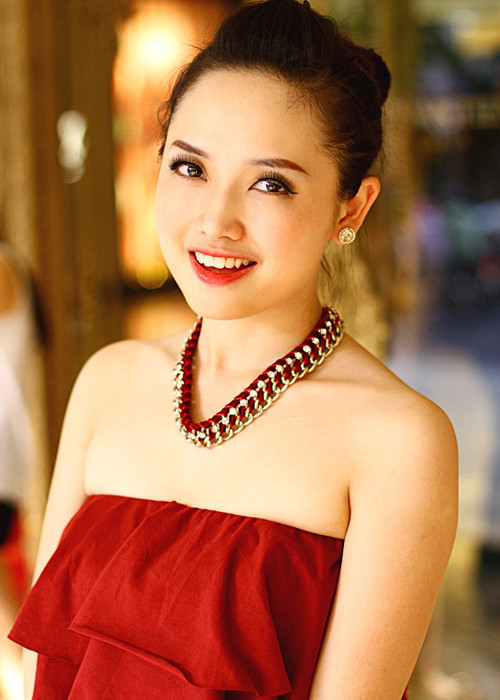 Sau khi tốt nghiệp đại học, Ngọc Trang tiếp tục theo đuổi sự nghiệp dẫn chương trình. Cô được khán giả biết đến với lối dẫn thông minh, nhan sắc xinh đẹp. Ngọc Trang còn có phong cách thời trang tinh tế, sành điệu. Ảnh: Khám Phá