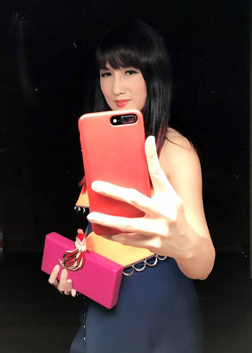 Diễn viên Hiền Mai phủ nhận chồng là đại gia. "Mình không phải đại gia. Chồng mình không phải chồng đại gia. Con mình càng không phải con đại gia. Nhìn xuống thì không ai bằng mình thiệt. Nhưng nhìn lên như muối bỏ biển. Mình chỉ tự hào đúng 1 điều. Mình có hiếu", cô viết.