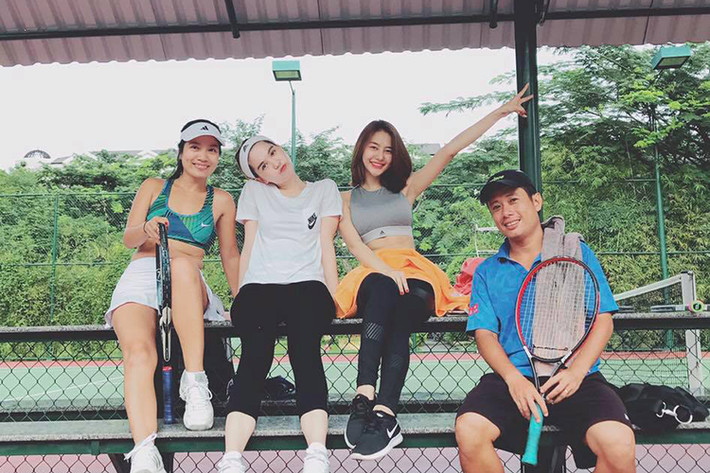 Linh Chi (thứ ba bên phải) vui vẻ đi đánh tennis cùng Ngọc Trinh và bạn bè. Giữa ồn ào chia tay Lâm Vinh Hải, Linh Chi bày tỏ yêu cuộc sống hiện tại.