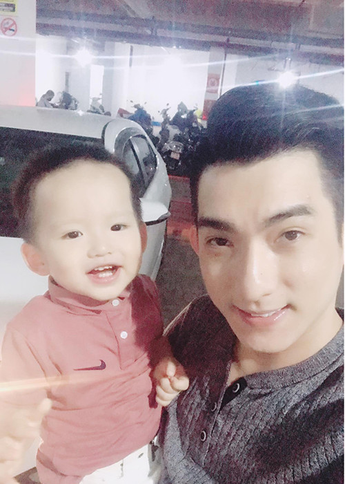 Chồng cũ Phi Thanh Vân vui mừng gặp con trai sau đám cưới lần 3.