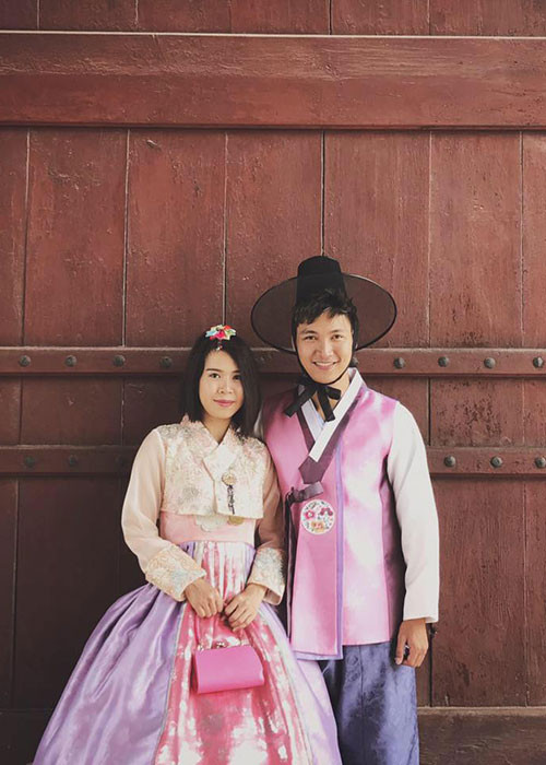 Vợ chồng Mạnh Trường mặc hanbok khám phá Hàn Quốc.
