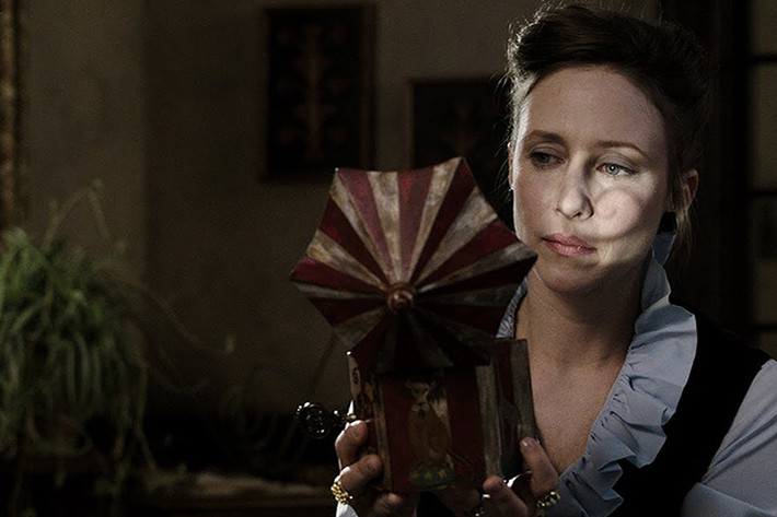 “Annabelle: Tạo vật quỷ dữ” có đến 2 đoạn post-credit. Đoạn thứ nhất là một cảnh quay chậm Annabelle rồi âm nhạc rùng rợn của chiếc hộp nhạc ma quái trong The Conjuring (2013) vang lên. Nhiều khả năng, Annabelle đã trở thành nơi trú ngụ cho một ác quỷ mới.