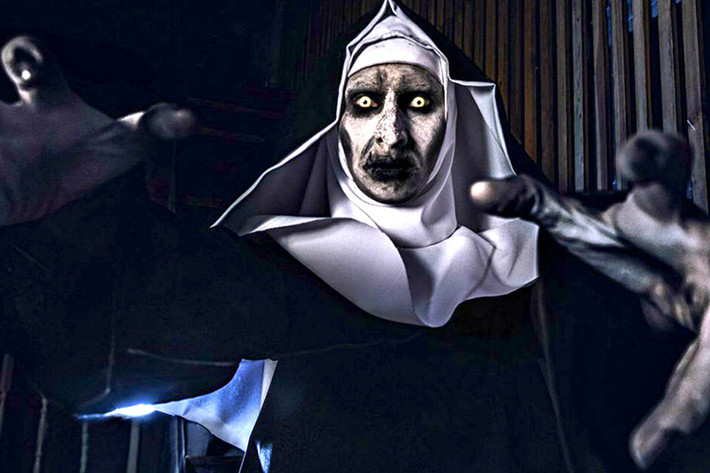 Trong khi đó, đoạn post-credit thứ 2 của “Annabelle: Tạo vật quỷ dữ” tiết lộ bối cảnh diễn ra phim The Nun, xoay quanh nhân vật chính Valak. Tác phẩm sắp tới này sẽ diễn ra tại một tu viện ở Romania vào năm 1954.