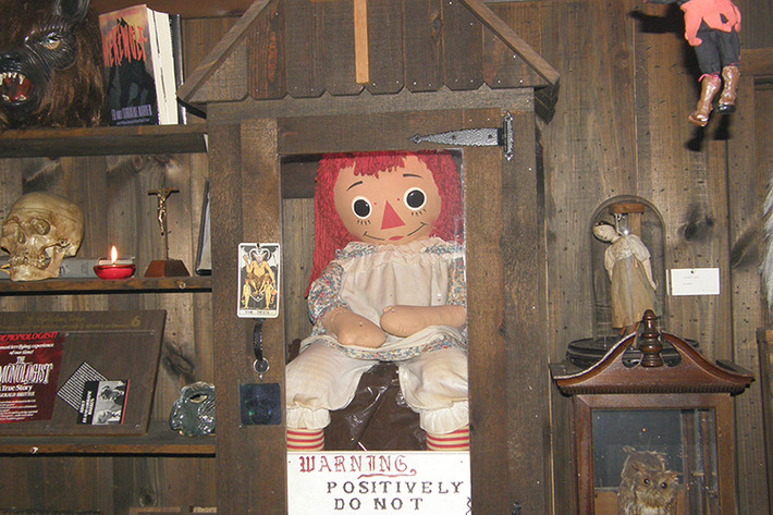Khác với tạo hình khá rùng rợn trên phim, búp bê Annabelle thật có hình dạng của Raggedy Ann – một nhân vật trong bộ truyện thiếu nhi. Nó trông hiền lành, đáng yêu. Trong phim, ở đoạn cuối, nhân vật Annabelle/Janice được cha mẹ nuôi trao tặng con búp bê thật này.