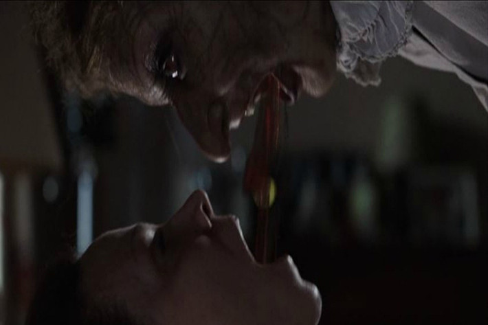 Bộ phim “Annabelle: Tạo vật quỷ dữ” thuật lại những cảnh phim đắt giá của The Conjuring, Insidious và nhiều phim khác. Ví dụ điển hình là cảnh phim “quỷ ói” được lấy ra từ The Conjuring.