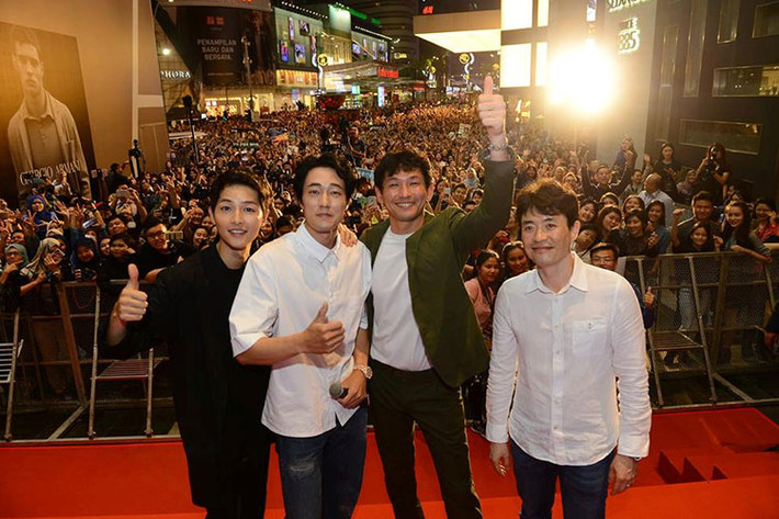 Báo chí Malaysia đưa tin tối 9/8, sự kiện ra mắt phim mới của Song Joong Ki tổ chức tại Pavilion KL, Kuala Lumpur. Theo tờ New Straits Times, The Battleship Island không phải dự án được người hâm mộ nước này chờ đón nhưng sự xuất hiện của Song Joong Ki cùng So Ji Sub, Hwang Jung Min đã tạo nên cơ sốt.