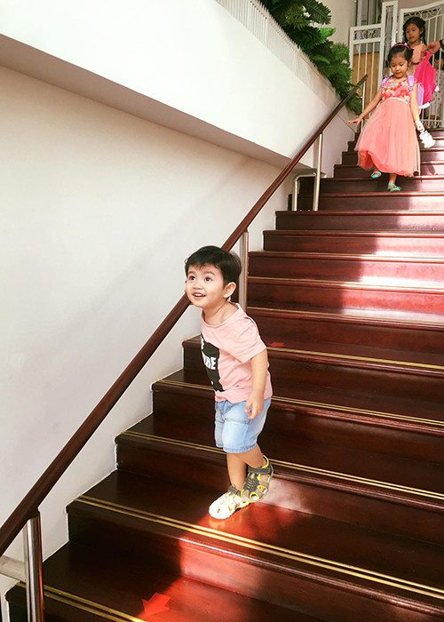 Khánh Thi đăng ảnh con trai Kubi kèm lời tâm sự: “Gia đình nào cũng có thiên thần của riêng mình. Dù xấu hay đẹp thì con cái cũng luôn là số 1 trong mắt ba mẹ”.