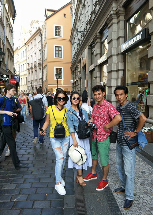 Xuân Bắc đang có chuyến công tác ở nước ngoài cùng các đồng nghiệp.