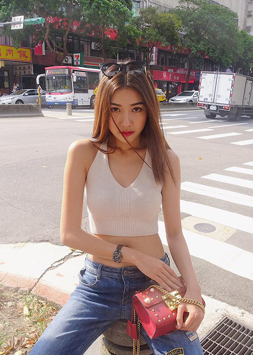 Á hậu Thúy Vân trẻ trung, sành điệu trên đường phố Đài Loan.