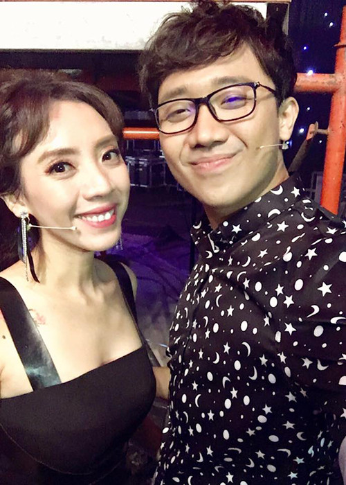 Trấn Thành đăng ảnh bên Thu Trang đồng thời viết: "Tụi em vẫn tươi nha, mặc dù 2 con mắt mở hết lên".