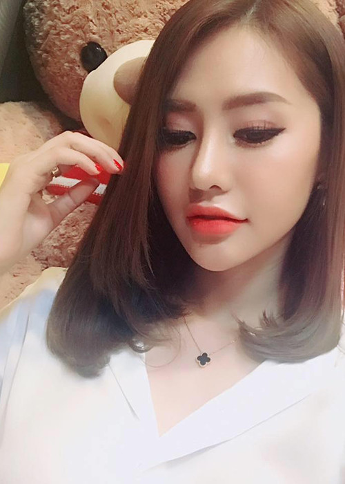 Linh Chi để lộ gương mặt khác lạ với phần cằm nhọn và cánh mũi hẹp hơn trước đây. Trước tin đồn dao kéo, bạn gái Lâm Vinh Hải vẫn giữ im lặng.