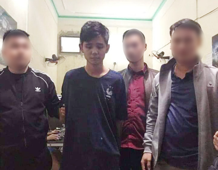 Khi đối tượng đang lẩn trốn tại tỉnh Hòa Bình thì các trinh sát hình sự phát hiện, bắt giữ.
