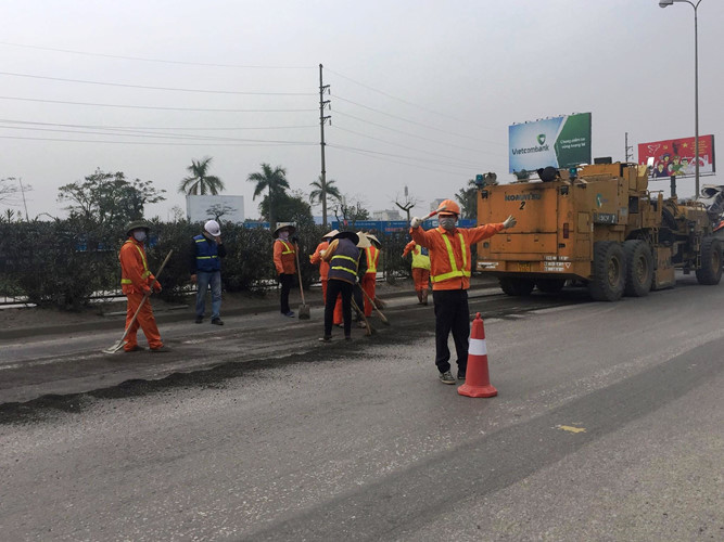 Đường Quốc lộ 5 có nhiều xe quá tải chạy liên tục nên xuống cấp trầm trọng, thường xuyên phải sửa chữa.