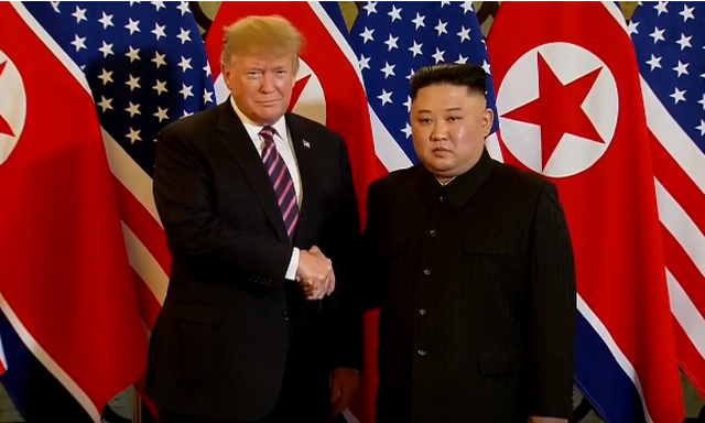 "Chúng ta đã vượt qua tất cả trở ngại và chúng ta tới đây hôm nay", Chủ tịch Kim Jong-un mở lời trong cuộc hội đàm đầu tiên của Thượng đỉnh Mỹ - Triều lần 2 ở Hà Nội. (Ảnh chụp màn hình)