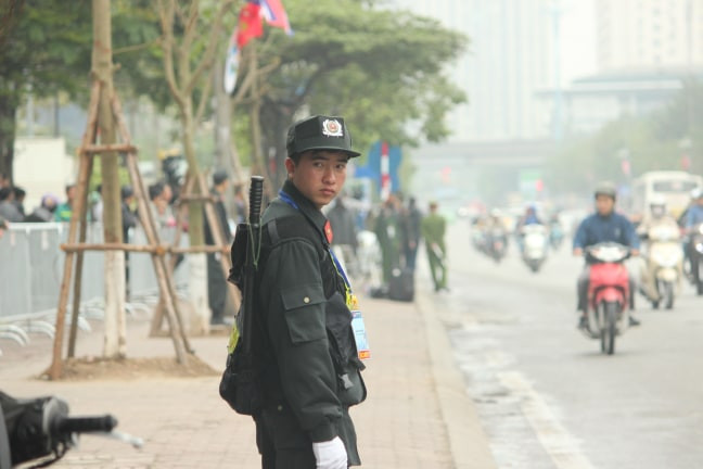 Cứ cách vài mét lại có 1 chiến sĩ CSCĐ chốt giữ an ninh.