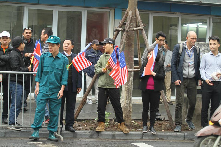Người dân háo hức chờ đón sự xuất hiện của Chủ tịch Kim Jong-un.