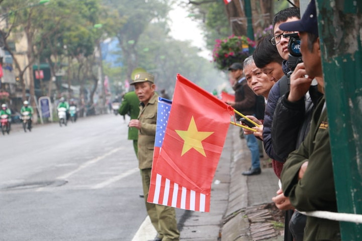 Người dân rất hân hoan với sự kiện mang ý nghĩa đặc biệt này.